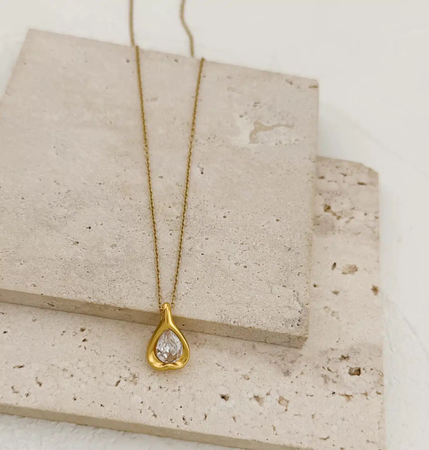 Ατσάλινο Κολιέ Crystal Drop σε Χρυσή Απόχρωση