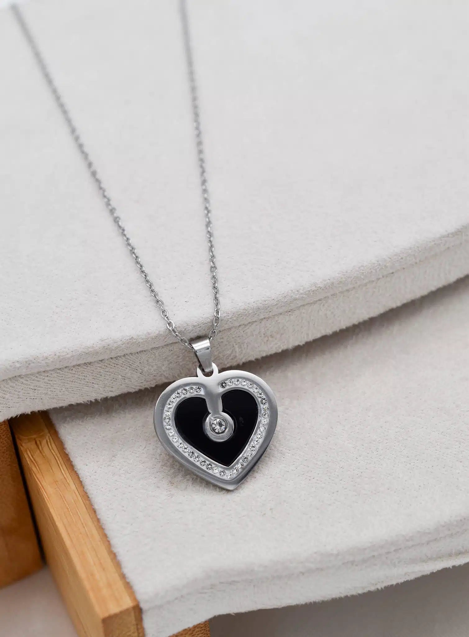 Ατσάλινο Κολιέ Heart Black & Crystal σε Ασημί Απόχρωση