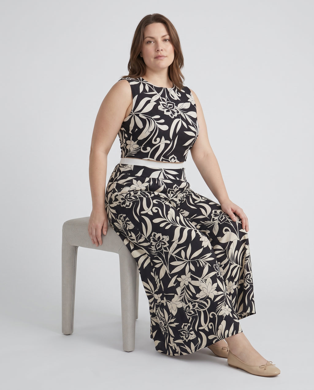 Plus Size Σετ 2 Τεμαχίων με Crop Top & Μάξι Παντελόνα σε Ασπρόμαυρο Floral Print