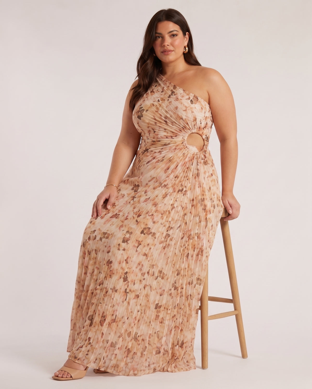 Plus Size Πλισέ Μάξι Φόρεμα One Shoulder με Cut-Out & Μπεζ Print