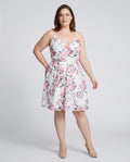 Plus Size Floral Φόρεμα με Τιράντες & V Λαιμόκοψη σε Λευκό με Ροζ Τριαντάφυλλα