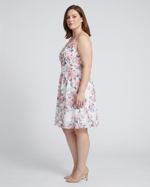 Plus Size Floral Φόρεμα με Τιράντες & V Λαιμόκοψη σε Λευκό με Ροζ Τριαντάφυλλα