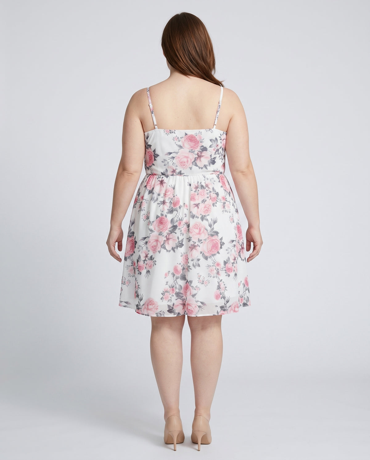 Plus Size Floral Φόρεμα με Τιράντες & V Λαιμόκοψη σε Λευκό με Ροζ Τριαντάφυλλα