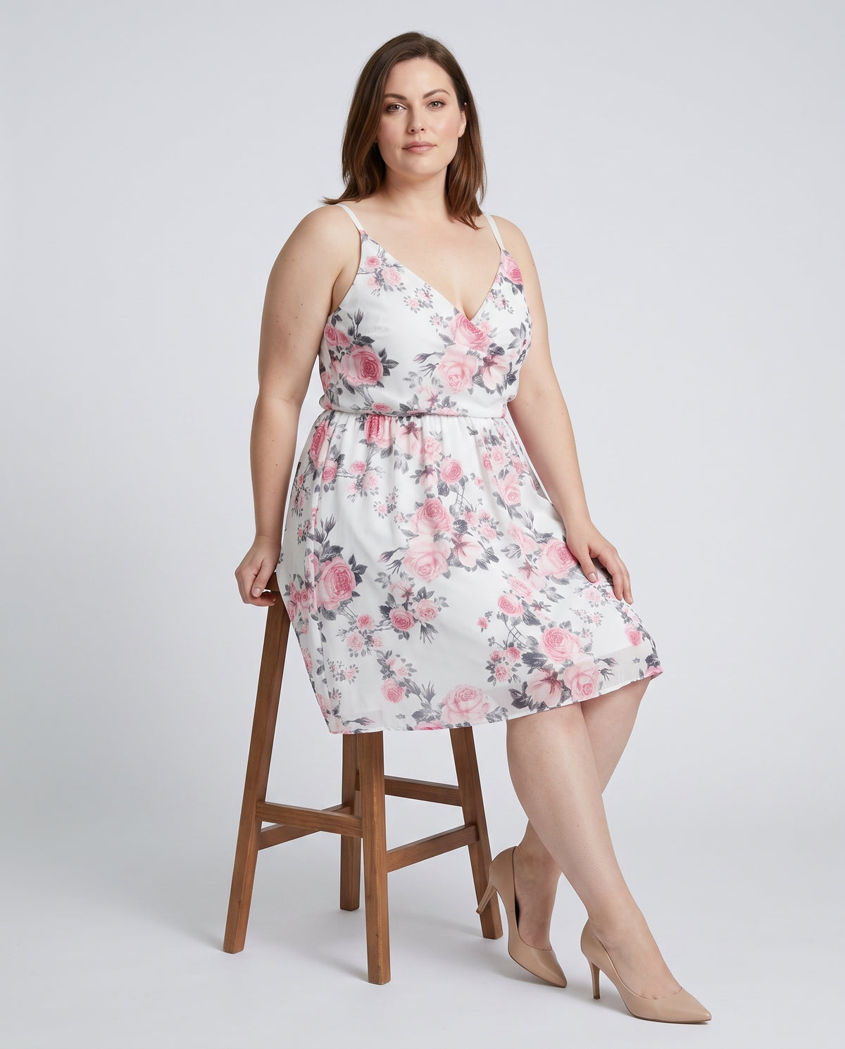Plus Size Floral Φόρεμα με Τιράντες & V Λαιμόκοψη σε Λευκό με Ροζ Τριαντάφυλλα