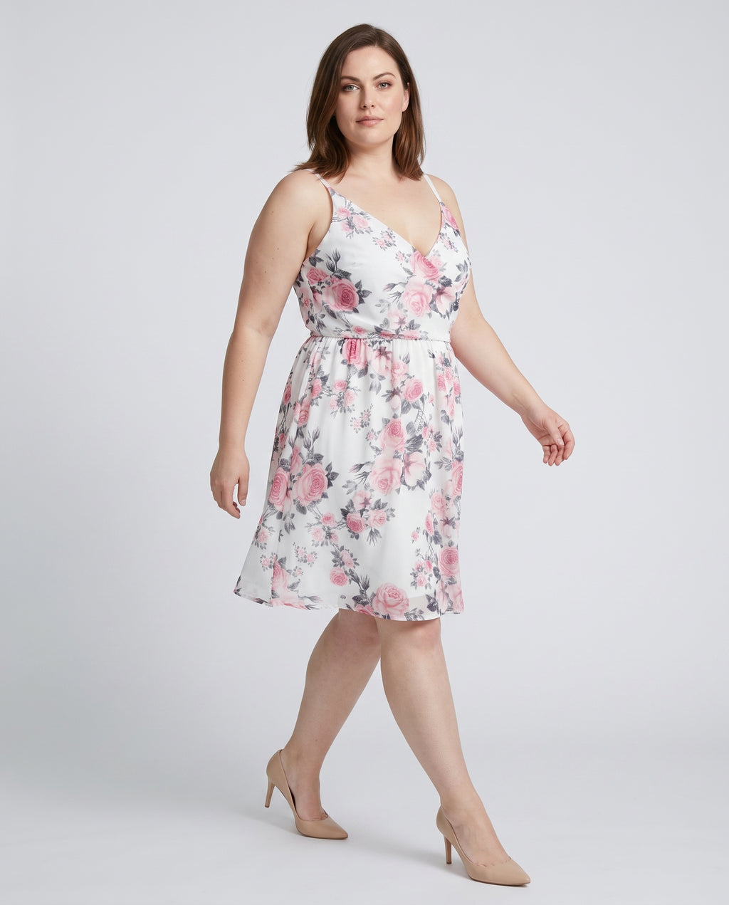 Plus Size Floral Φόρεμα με Τιράντες & V Λαιμόκοψη σε Λευκό με Ροζ Τριαντάφυλλα