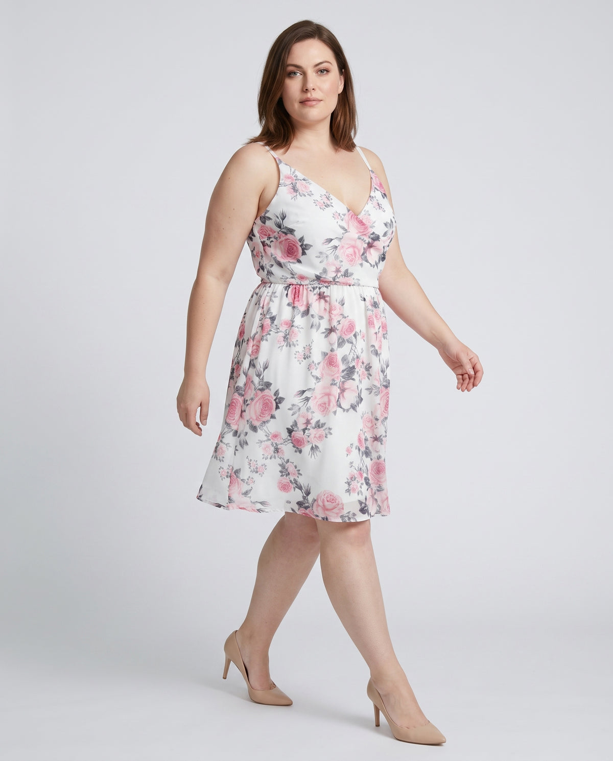 Plus Size Floral Φόρεμα με Τιράντες & V Λαιμόκοψη σε Λευκό με Ροζ Τριαντάφυλλα