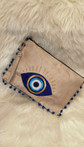 Pouch Clutch "Eye" σε Υφή Χρυσού – Πολυχρηστικό Τσαντάκι με Κέντημα Μάτι & Pom-Poms
