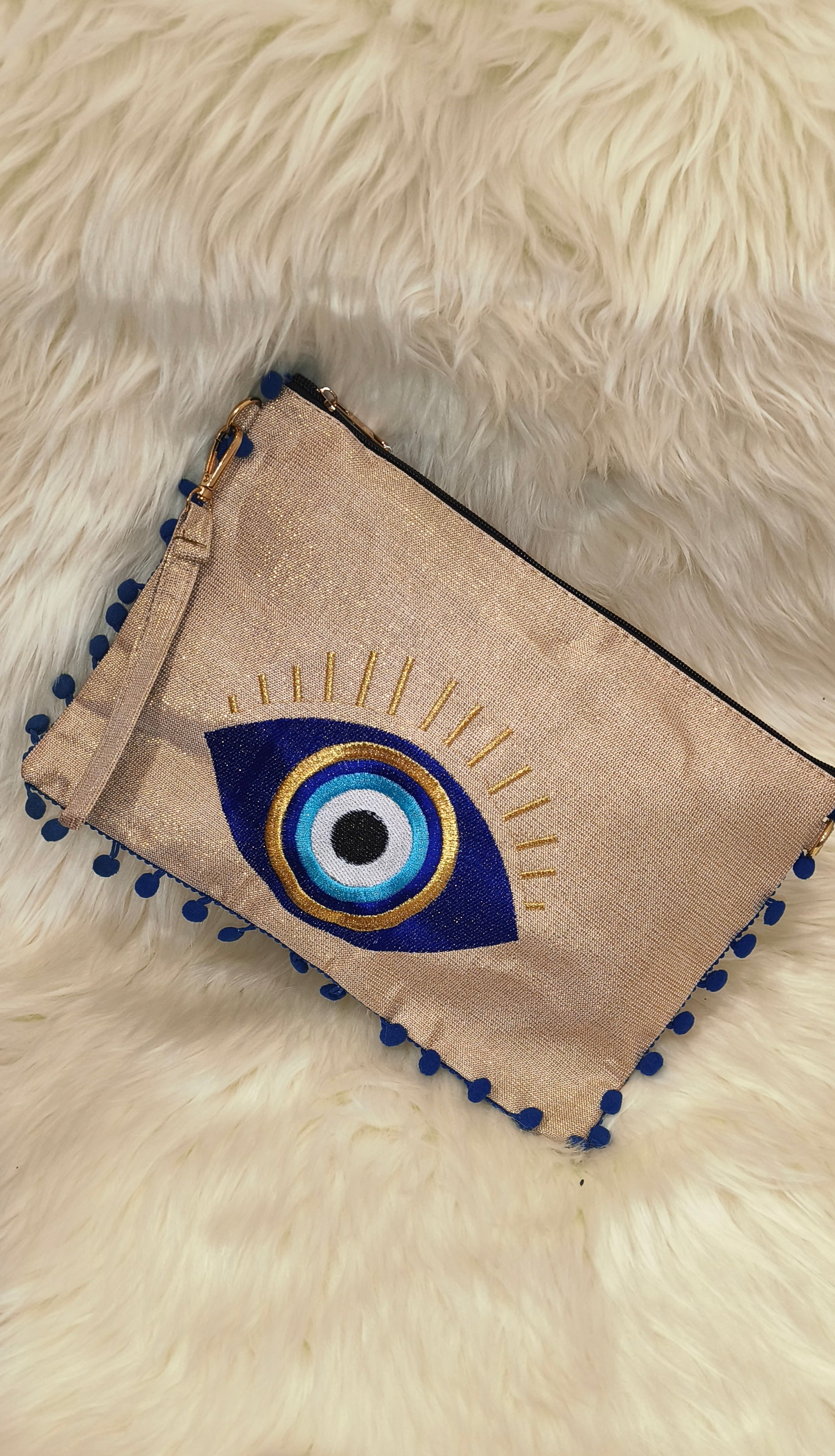 Pouch Clutch "Eye" σε Υφή Χρυσού – Πολυχρηστικό Τσαντάκι με Κέντημα Μάτι & Pom-Poms