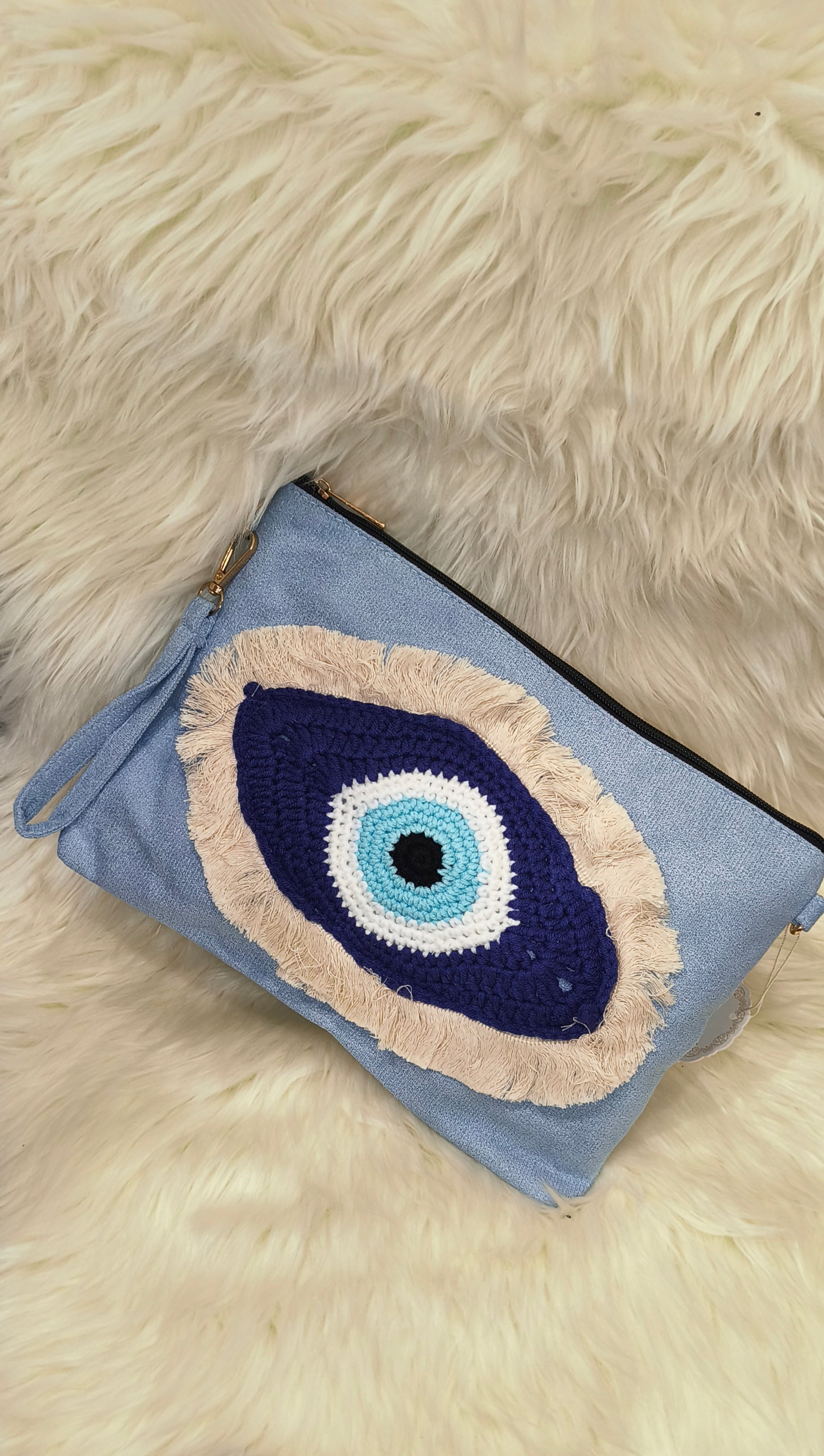 Denim Boho "Eye" Pouch & Crossbody – Τσαντάκι Φάκελος με Πλεκτό Μάτι & Ρυθμιζόμενο Λουρί